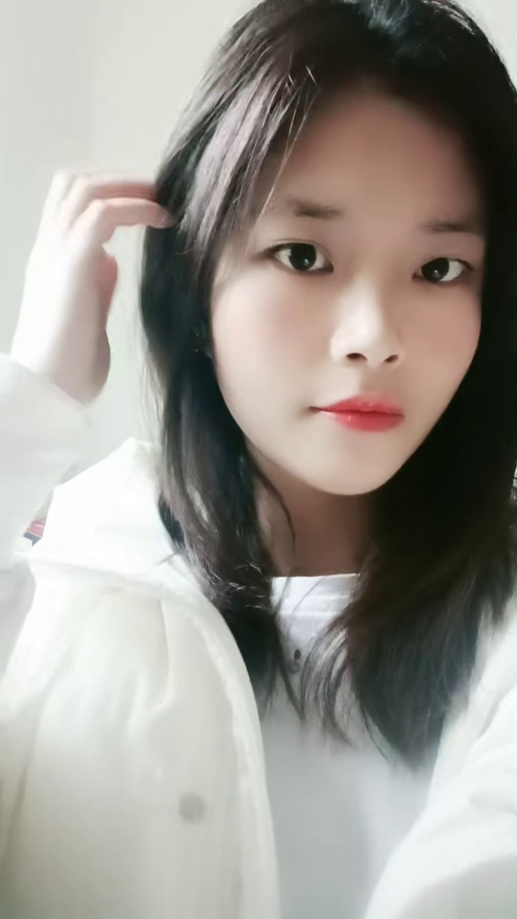 脸不大,眼睛也不小,嘴巴标准,五官还挺端正#奔三的90后 #现实文案