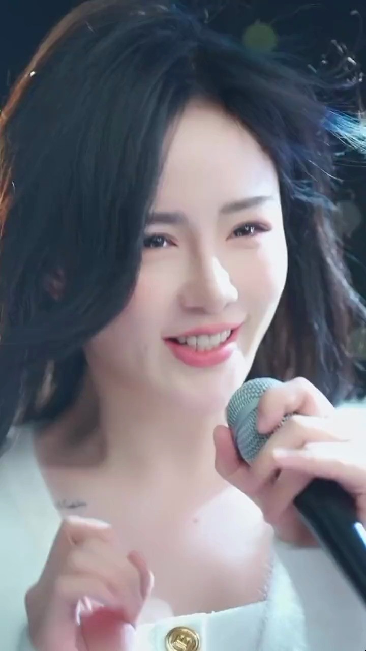 脑瓜子嗡嗡的#金靖 #张艺兴#歌曲别管它#别管它-高清mv在