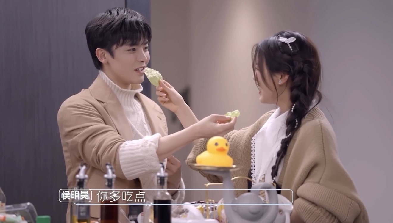 杨超越侯明昊一起逛超市生活气十足