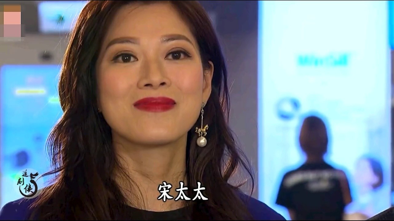 大小姐嘴角含春的样子,实在太可爱了 #爱回家之开心速递