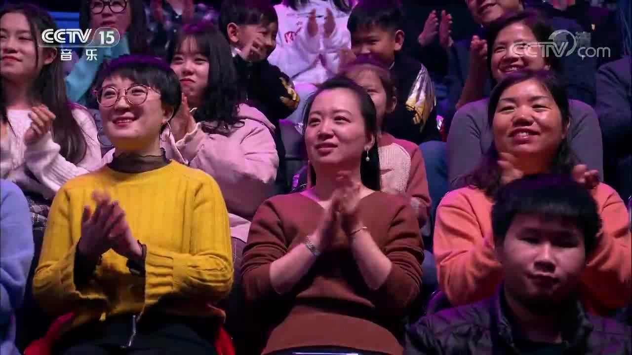 - CCTV15音乐频道冯霞和黄训国演唱《心中的星海》