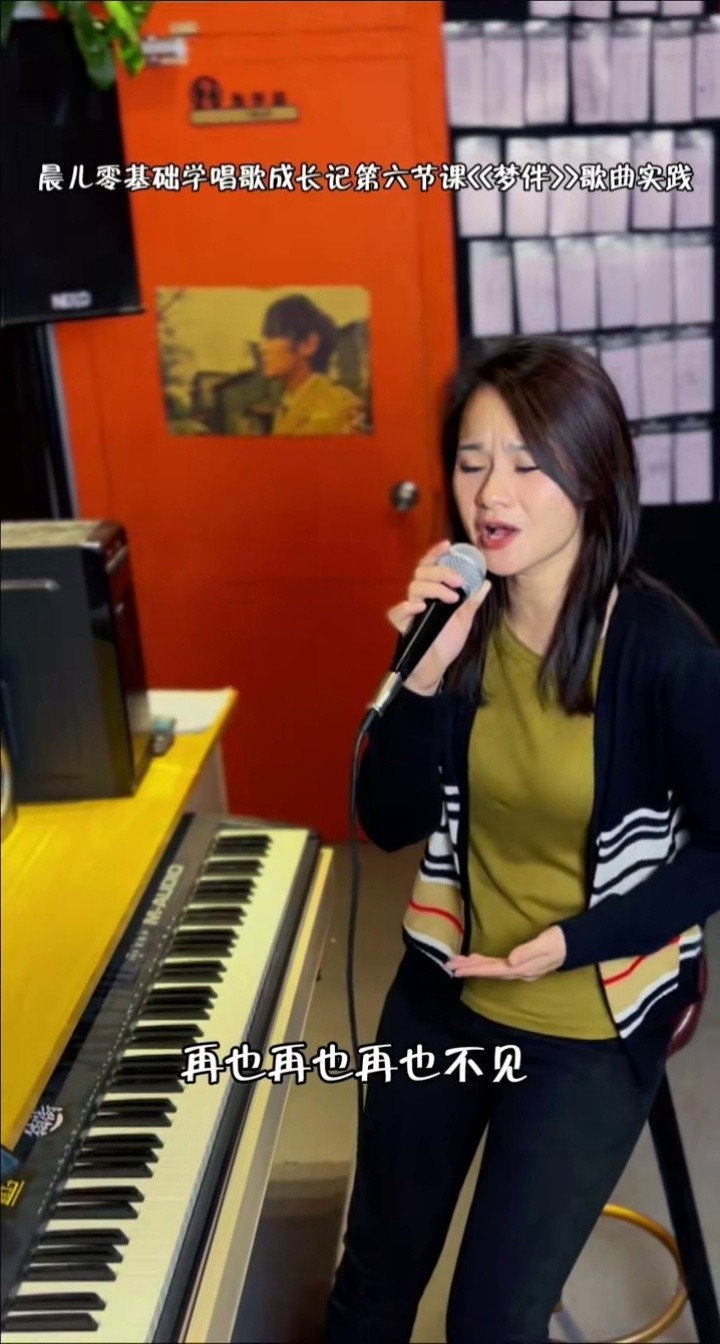 者:小雨点音乐382022-01-15网红美女主播小苏菲翻唱李悦君《梦伴》,敲