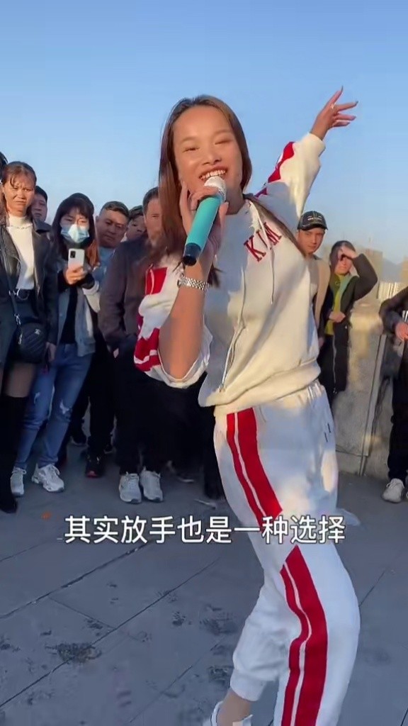 户外唱歌#乞丐妹 #感谢所有深爱我的朋友 #感谢 #正能量
