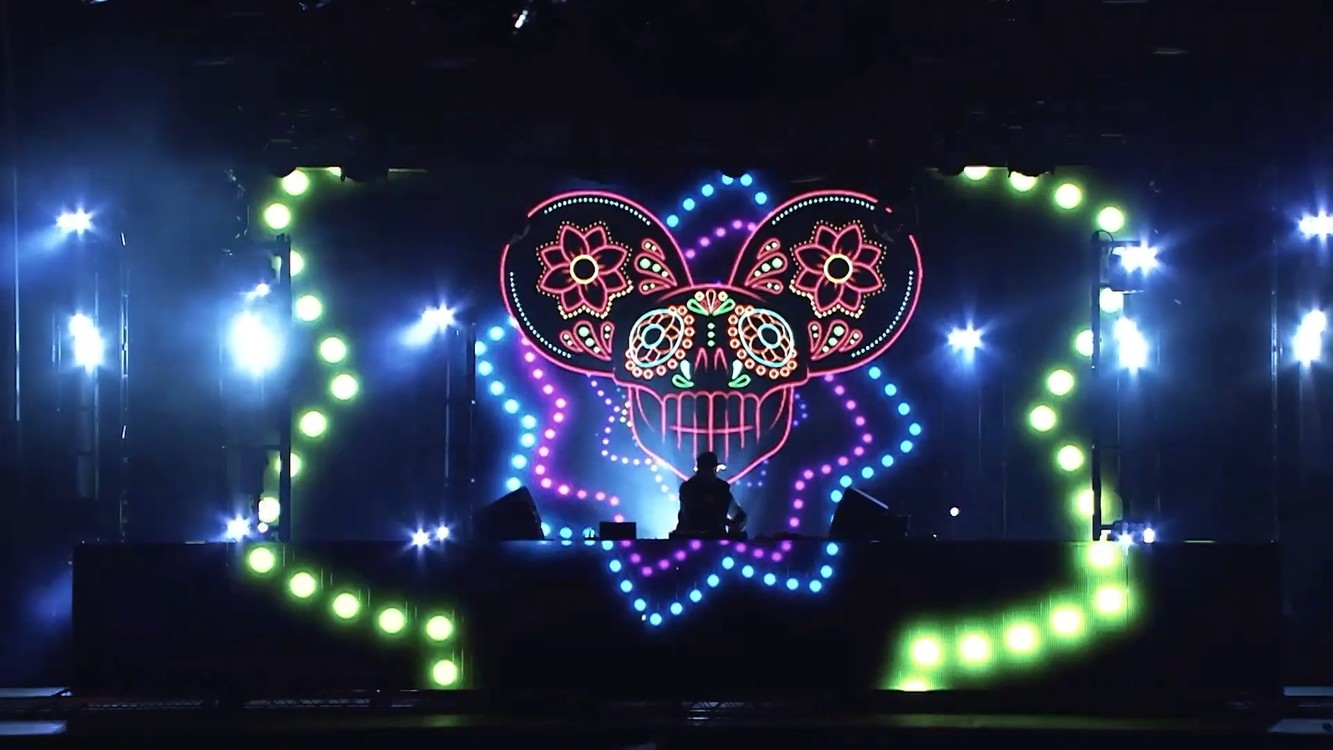 - Deadmau5 live performance
