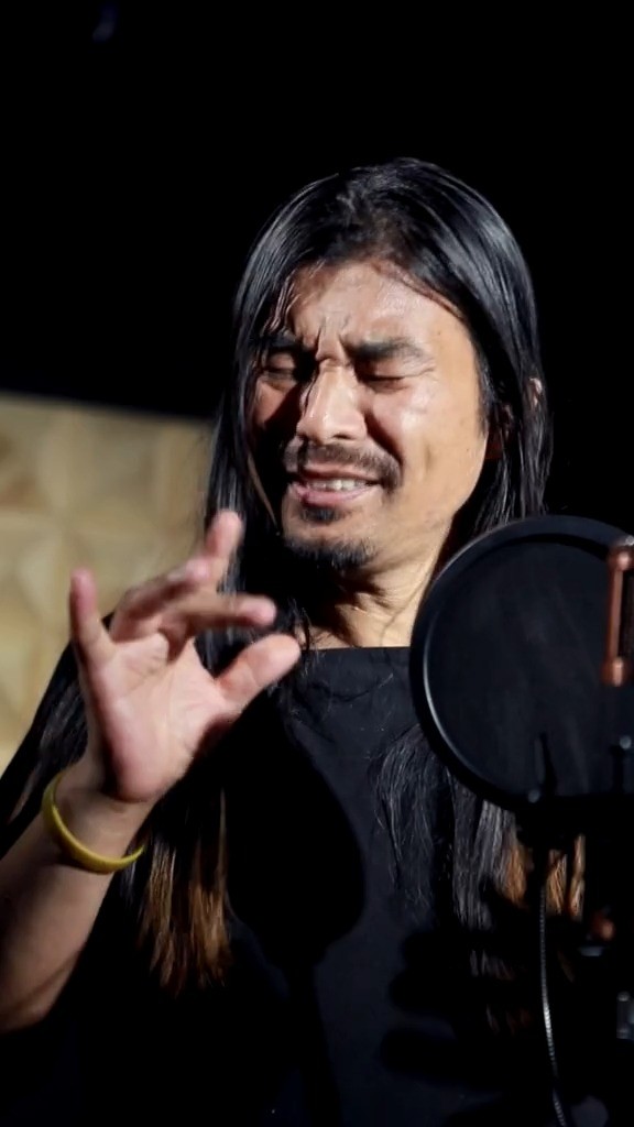 发如雪,雪花融化我的发,今夜我没有家,我的爱在哪