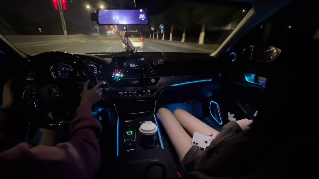 女生的快乐就是这么简单 大概最舒服的时候 就是坐在姐妹的副驾驶 吹