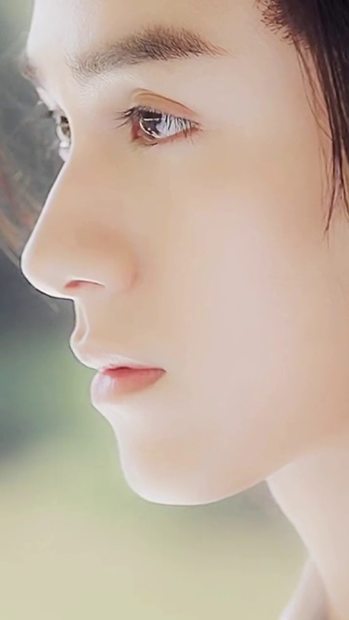 朱赞锦(95年出生)毕业于北京师范大学,专业舞蹈,代表作《博鳌》