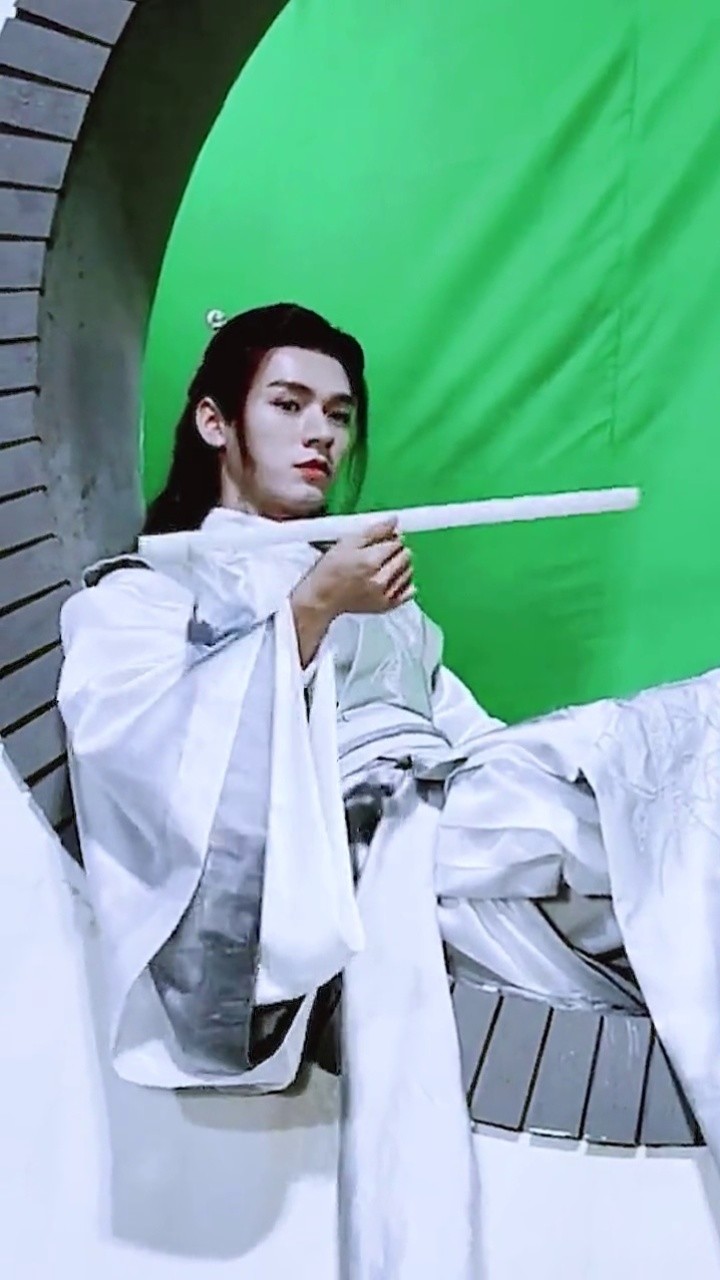 原来老温这个扇子名场面,居然还练习过转箫,只是他没转起来~ #山河令