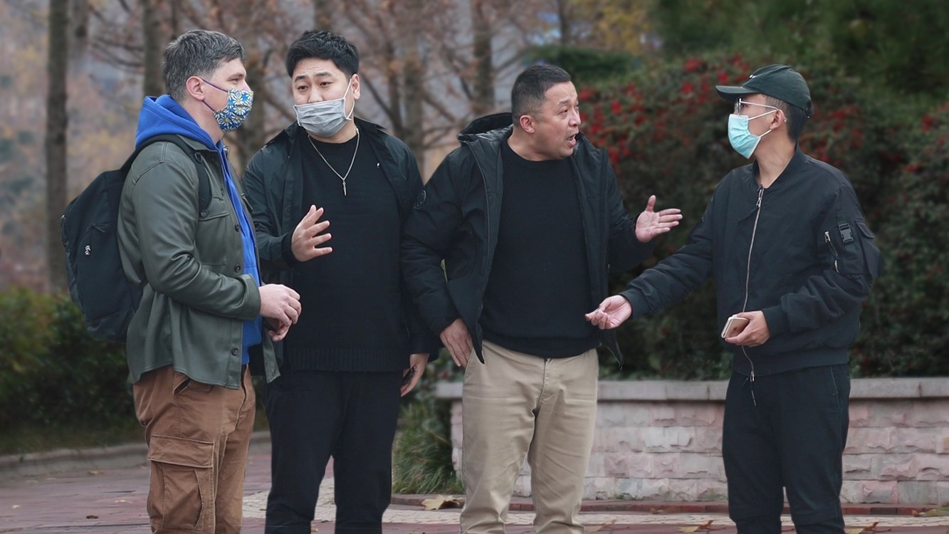  - “什么钱都可以赚吗？”看到小伙欺骗外国游客，路人怒了