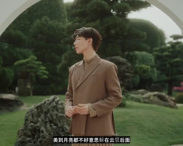  - 这首越语歌虽然很好听，但不得不说编曲里《青花瓷》的痕迹太重。