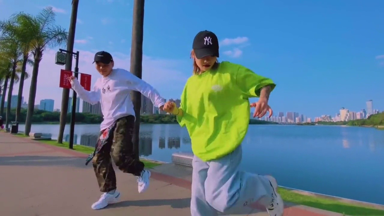 好漂亮的女生 跳起鬼步来更是节奏感强烈 《seve》舞步-高清mv在线看