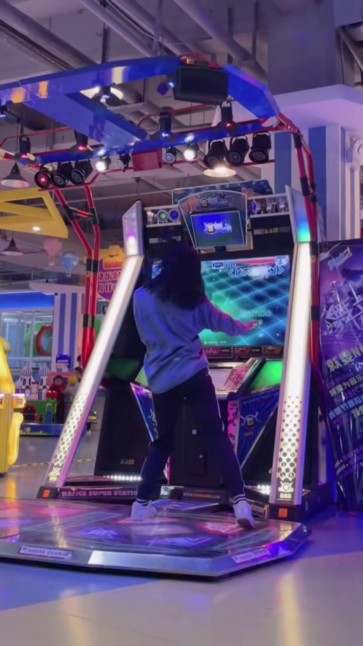 难道是最新的跳舞机这回游戏厅有东西玩了但没点鬼步基础驾驭不了啊