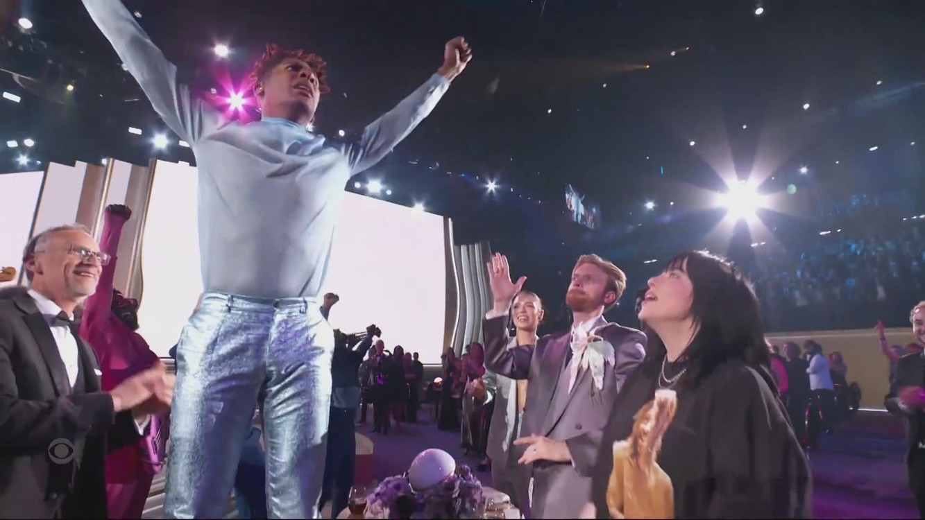 - Jon Batiste 2022年第64届格莱美表演热单《Freedom》