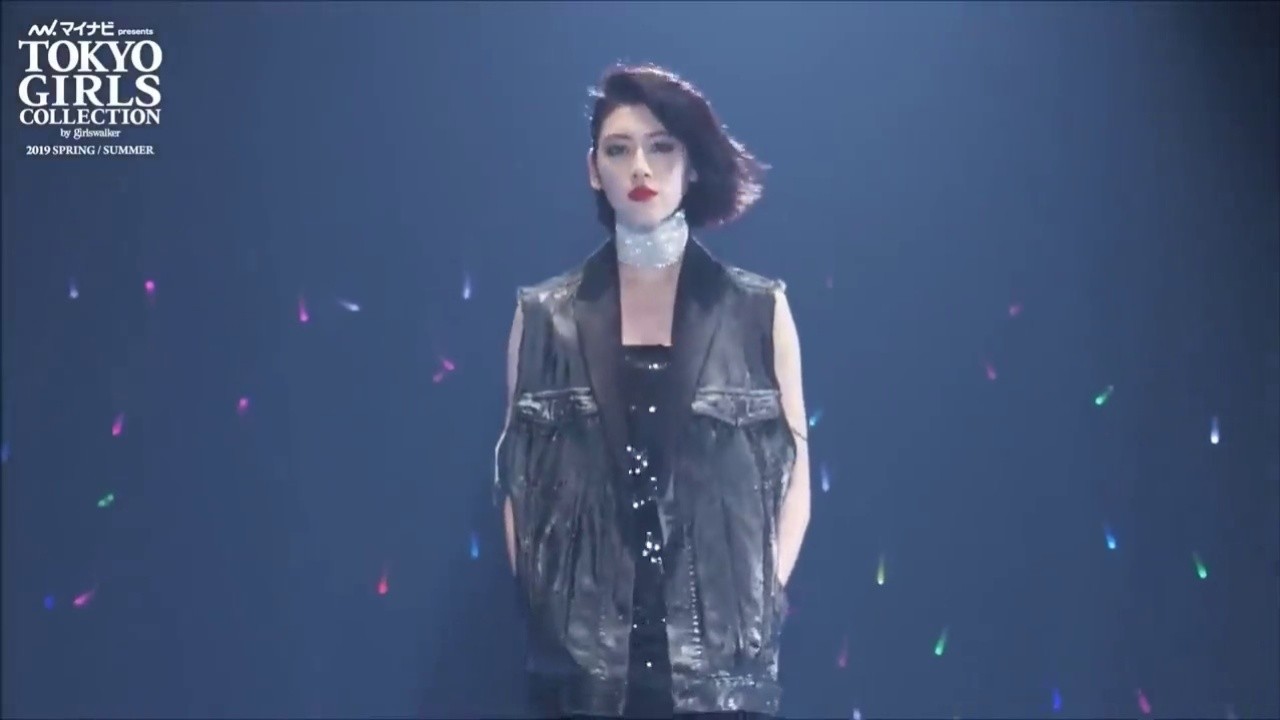 日本名模三吉彩花走秀,自带御女气质!