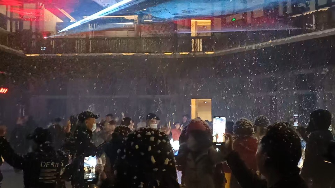  - 时光如梭，岁月如歌。曾经的故事已沉静，偶尔还有淡淡的回忆…