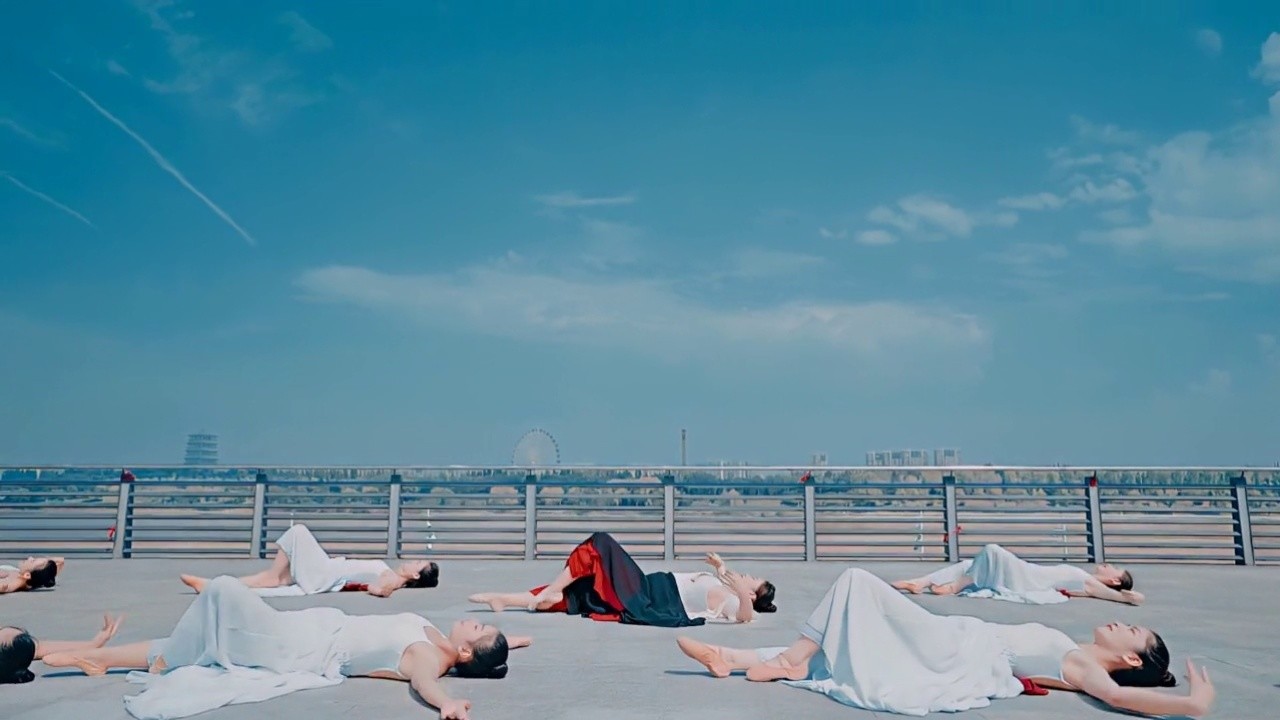 唯美中国风绸扇舞《天下无双》,她们带着一股仙气跳舞