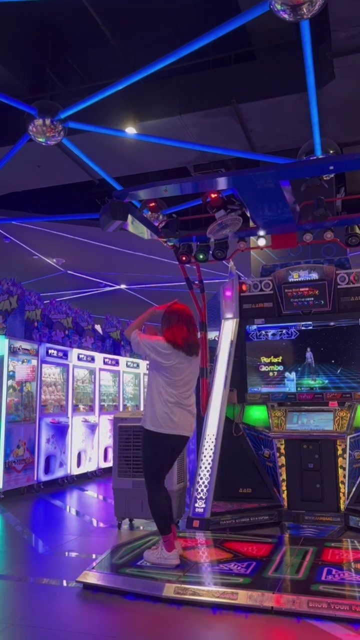 难道是最新的跳舞机这回游戏厅有东西玩了但没点鬼步基础驾驭不了啊