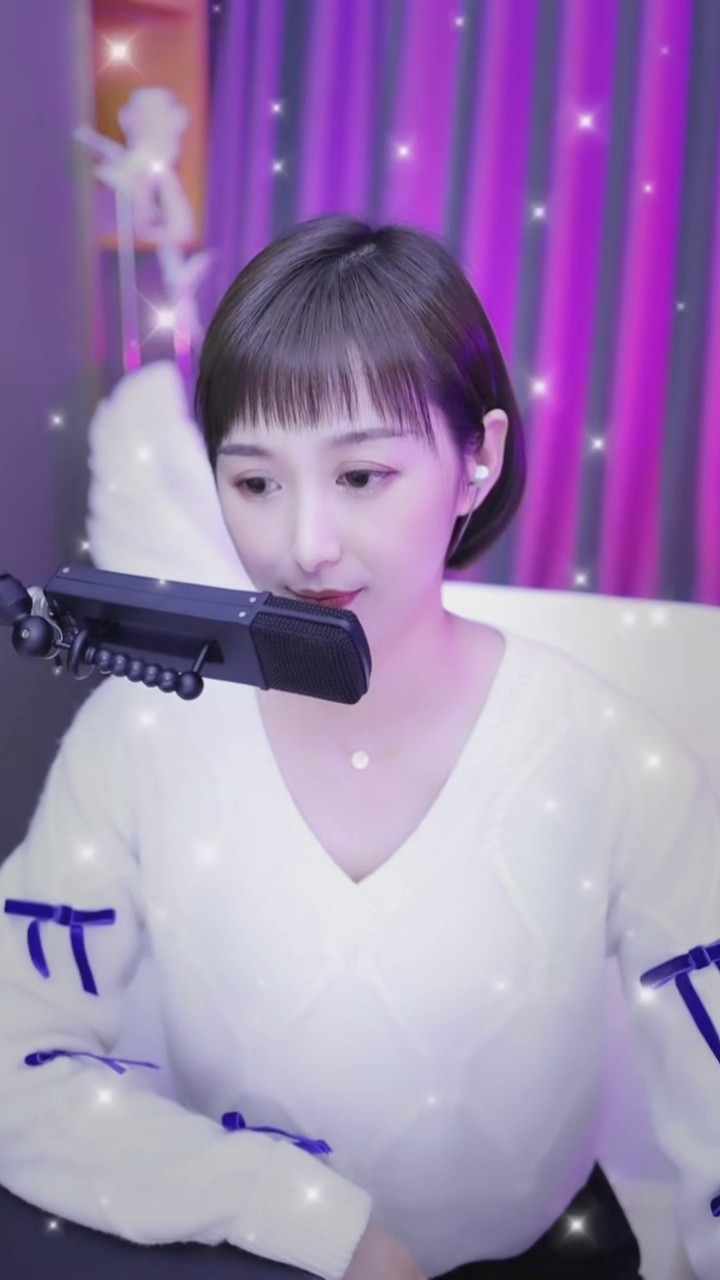 梁红演唱歌曲《兄弟想你了》pk女主播小叉系演唱歌曲《言不由衷》