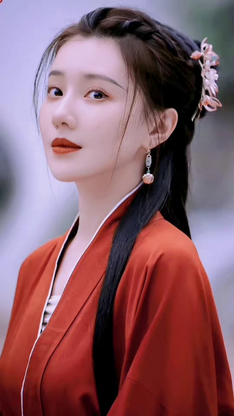 华兰姐姐这红衣汉服造型好惊艳啊,一颦一笑更是美爆了#王鹤润 #汉服