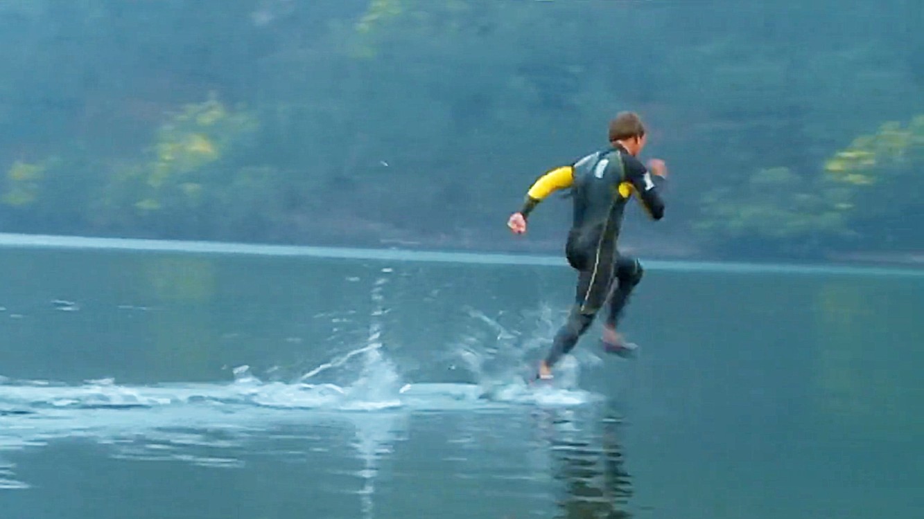外国小伙苦练轻功水上漂,原来这么简单!网友:我上我也行