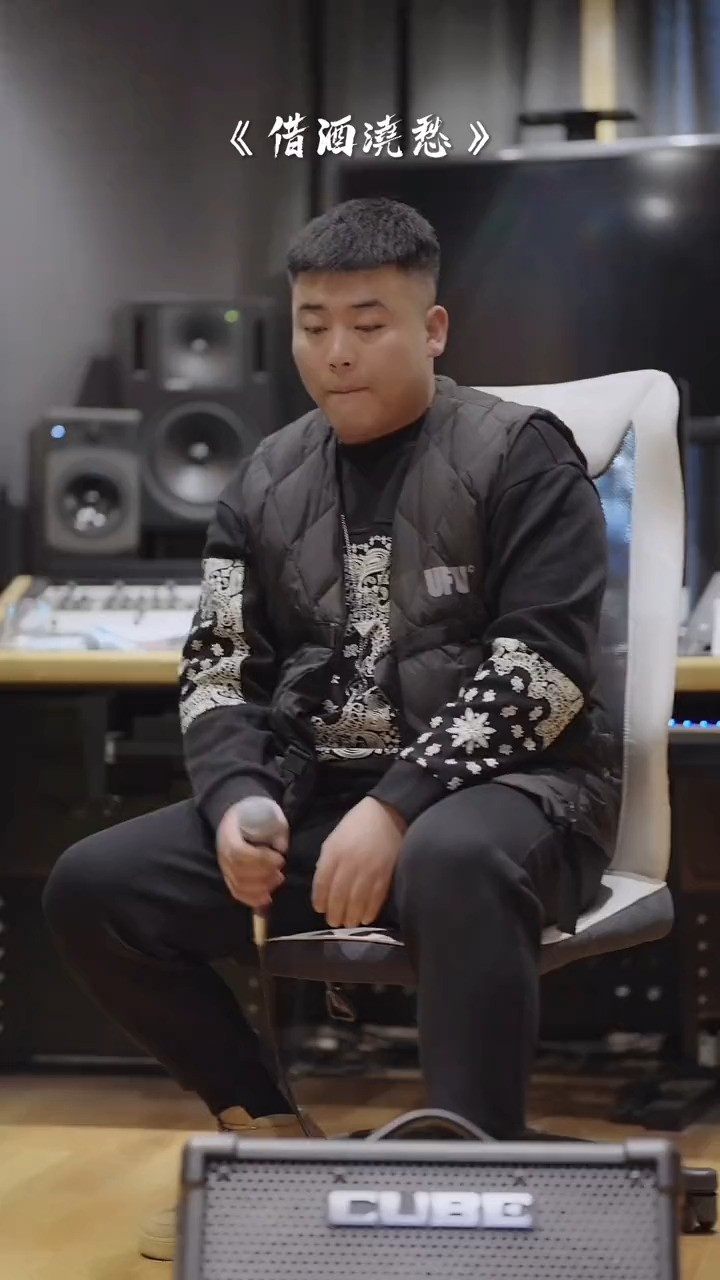 付豪《借酒浇愁》企图用酒浇灭哀愁,也不想放手