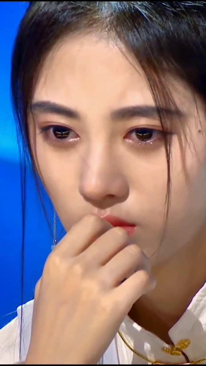喉咙哽咽,眼泪无声无息掉下来,应该是最痛的吧#鞠婧祎