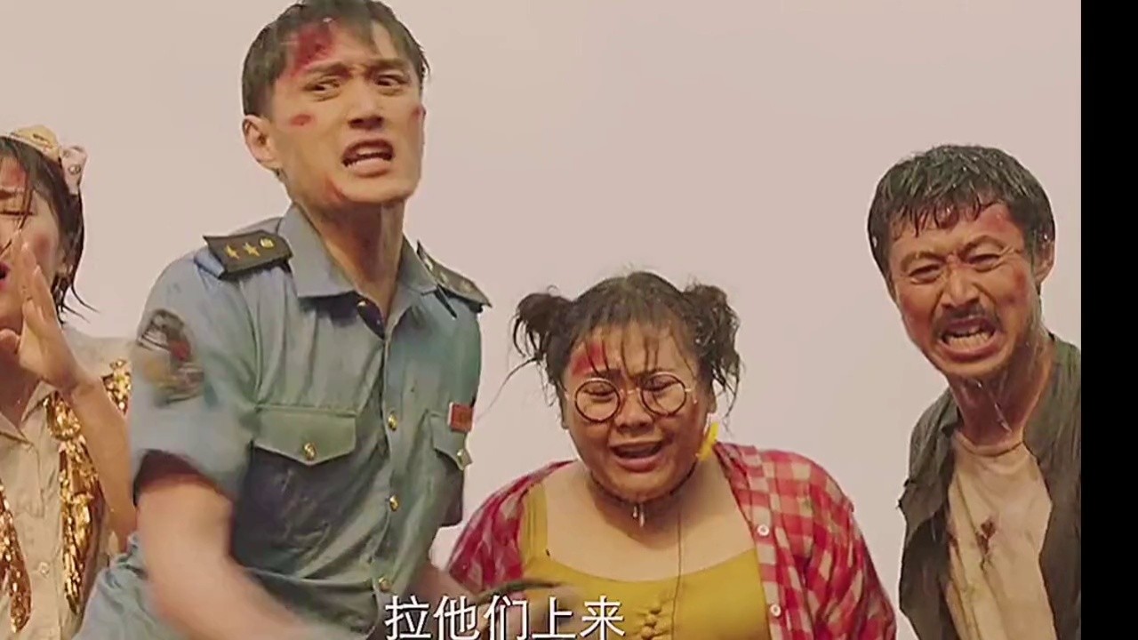 轩轩影视美女原本想跳进泳池,等着他来救她,结果他却视而不见?