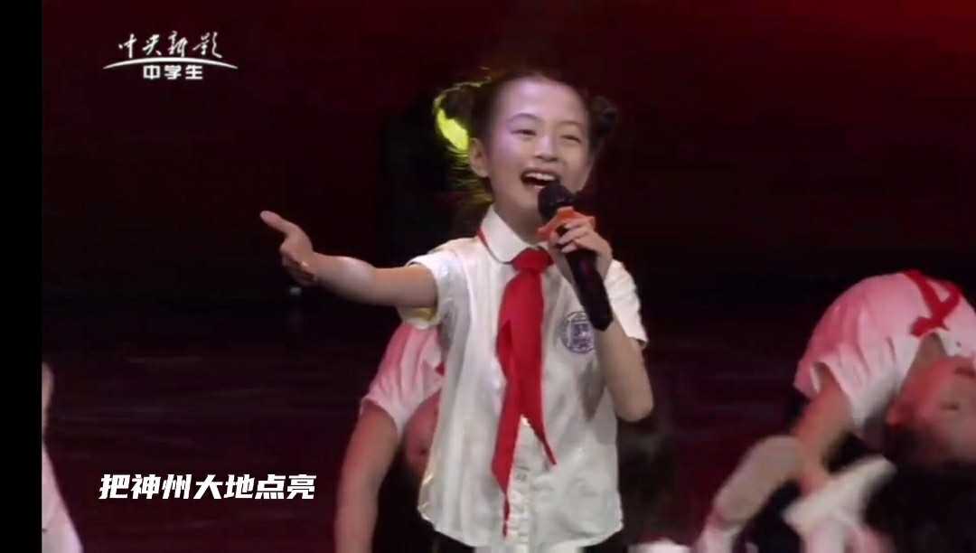  - 汤笑嫣国庆唱响《心中的红领巾》