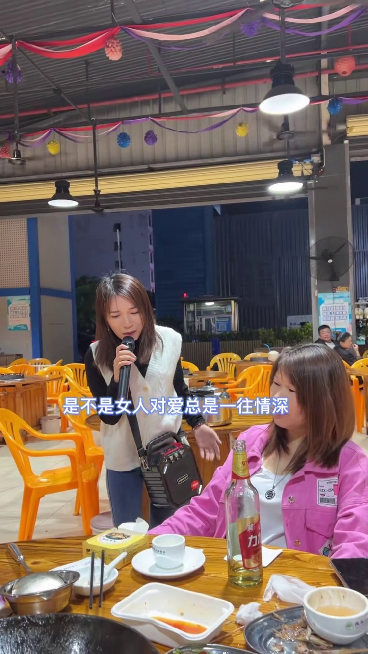 把现场点歌美女唱哭了,咋整呀#下辈子不做女人 #大排档