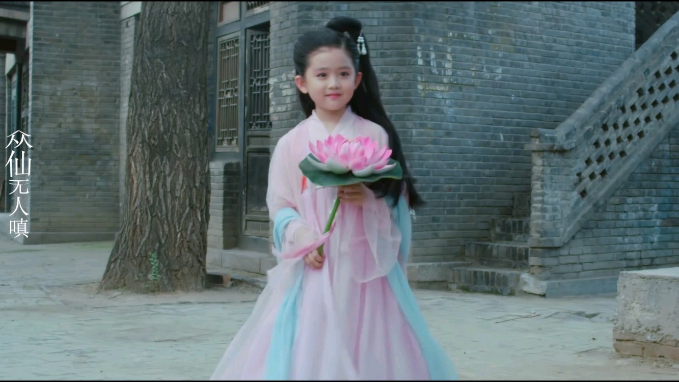 这首《小道童》旋律太洗脑了,配上小戏骨的画面,让人百听不厌