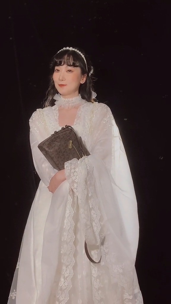  - 我站在你对面，看着她挽着你走向我，错过我…