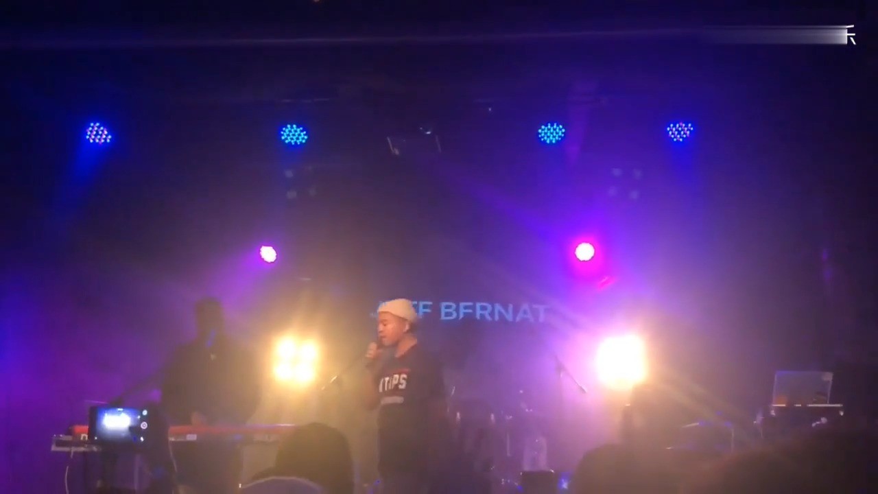  - Jeff Bernat — Groovin'一跳下来就唱了前面有点没