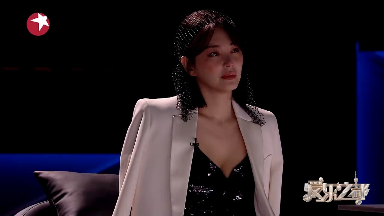 张雨绮脱口秀大会教罗永浩李诞跳女团舞秒变僵硬广播体操