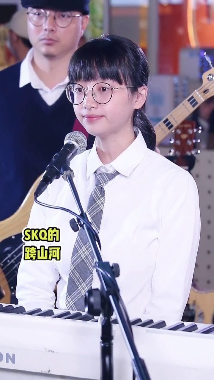 观众说很喜欢听小鸭子老师唱古风歌曲给他带来一首谪仙