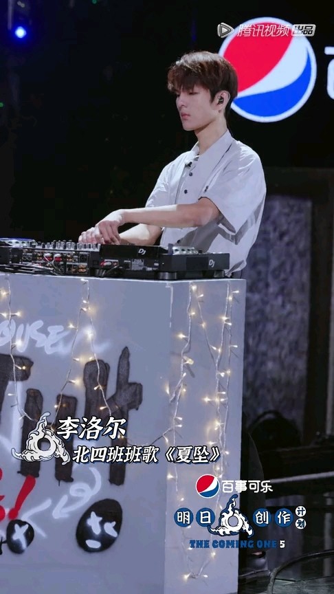  - 李洛尔《夏坠》直拍