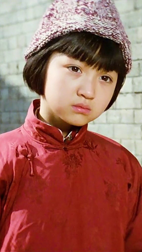 看那时小英子的清澈的眼睛里只有童真和善良.