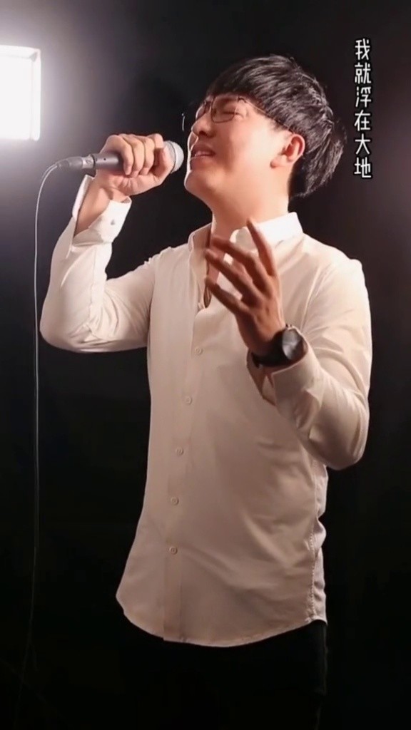 我是一片小小的落叶 总是随风四处漂泊 风停到哪里 我就浮在大地 一天