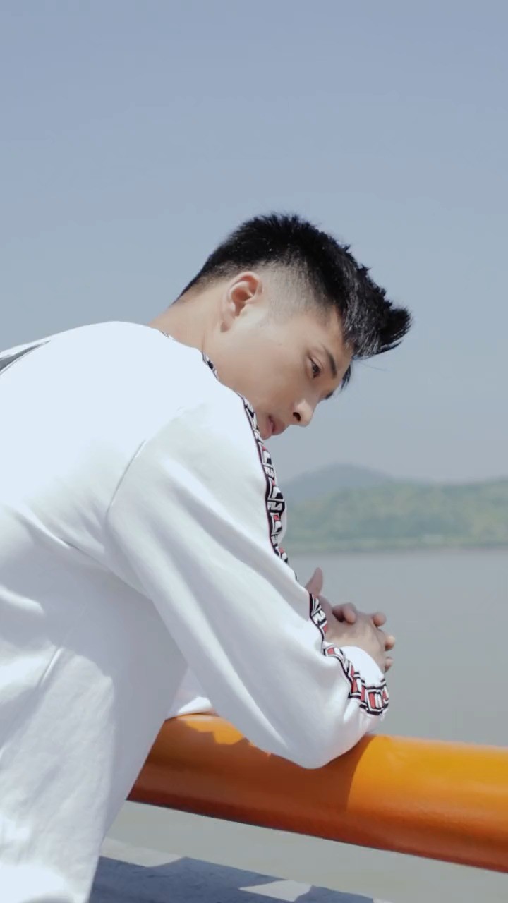 乔佳旭雪下的时候是想念的汹涌那冻裂的伤口还能否医好