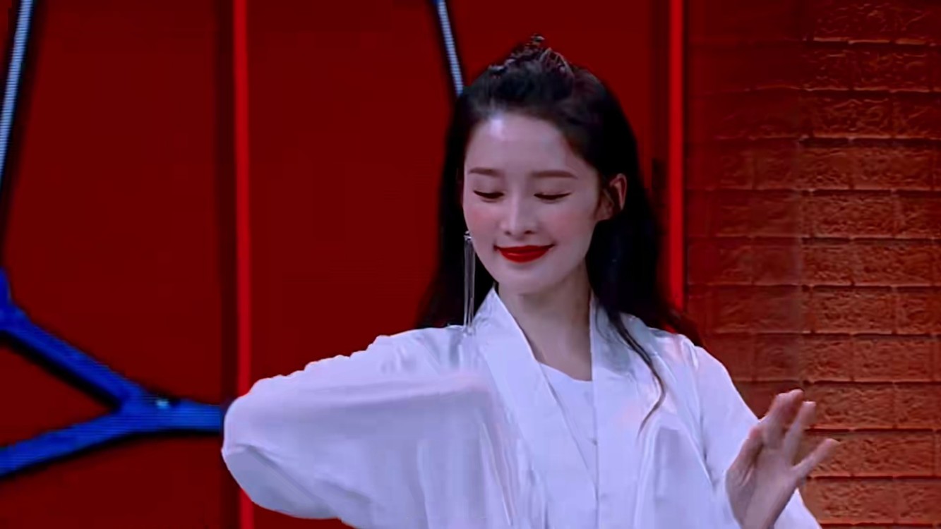 她虽然选择了演艺事业,却在很努力的宣传昆曲#李沁