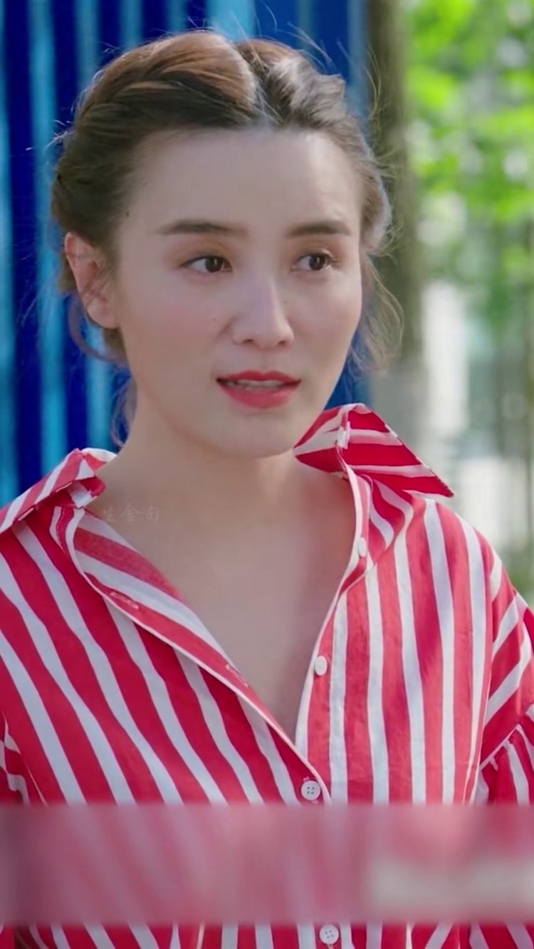 宋佳 越为别人着想,越迎合别人活得越累,把自己哄开心了才最重要