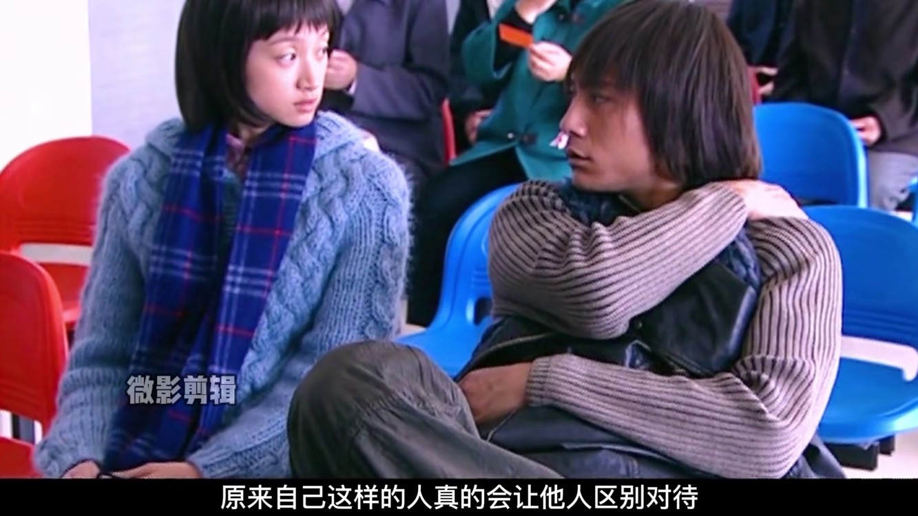 向天真的女生投降 帅哥被一帮人围住,不料被心动女生出手相助  #凑骀