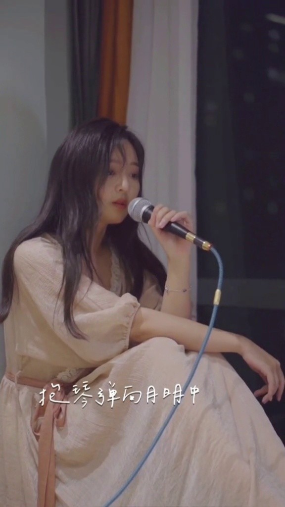 黄诗扶人间不值得别慌月亮也正在大海某处迷茫