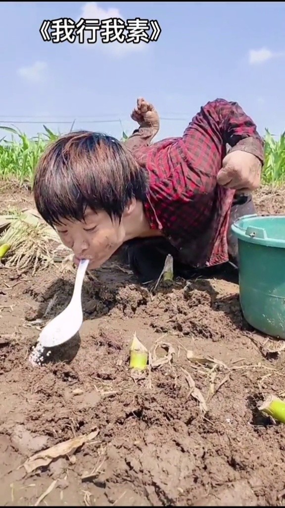 她叫九姐,从小是个残疾人,手脚不能干活,只能靠嘴