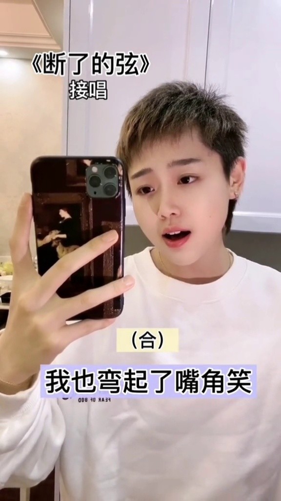 梦里醒来我趴在课桌上胳膊下压着我抄到一半的歌词