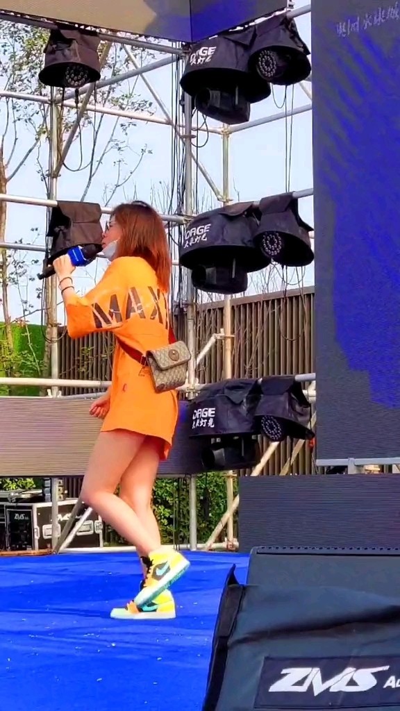 阿悠悠《旧梦一场》彻底火了,平台播放量超8亿,独特烟嗓听醉了