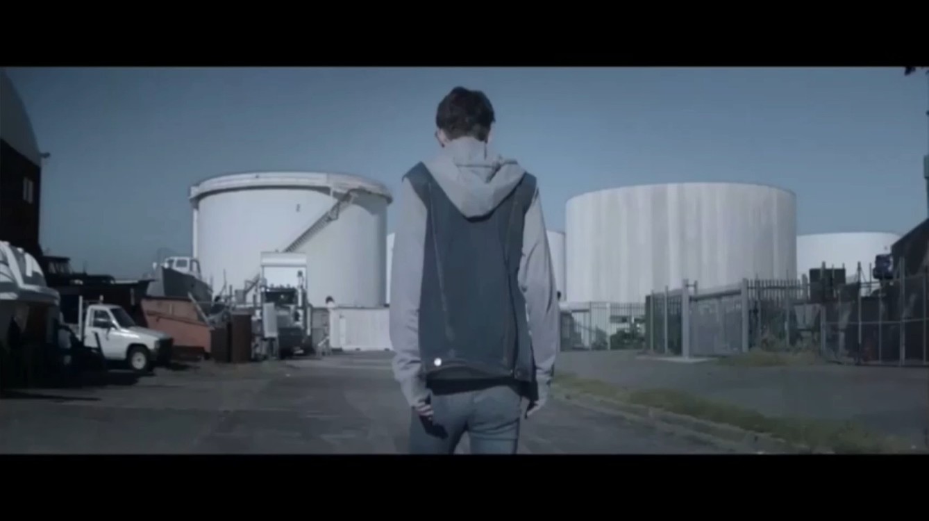 - 《把你抱住》吴尐少