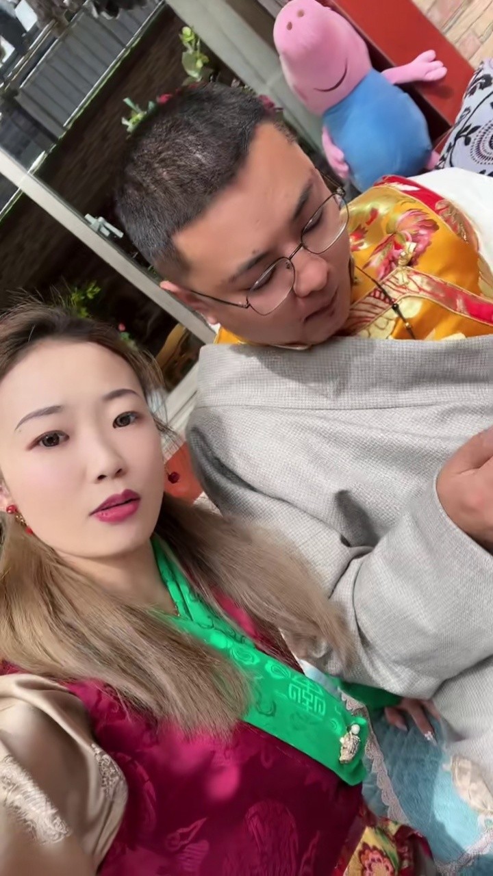 祝各位#新年快乐@光哥 @光嫂-格曲7575