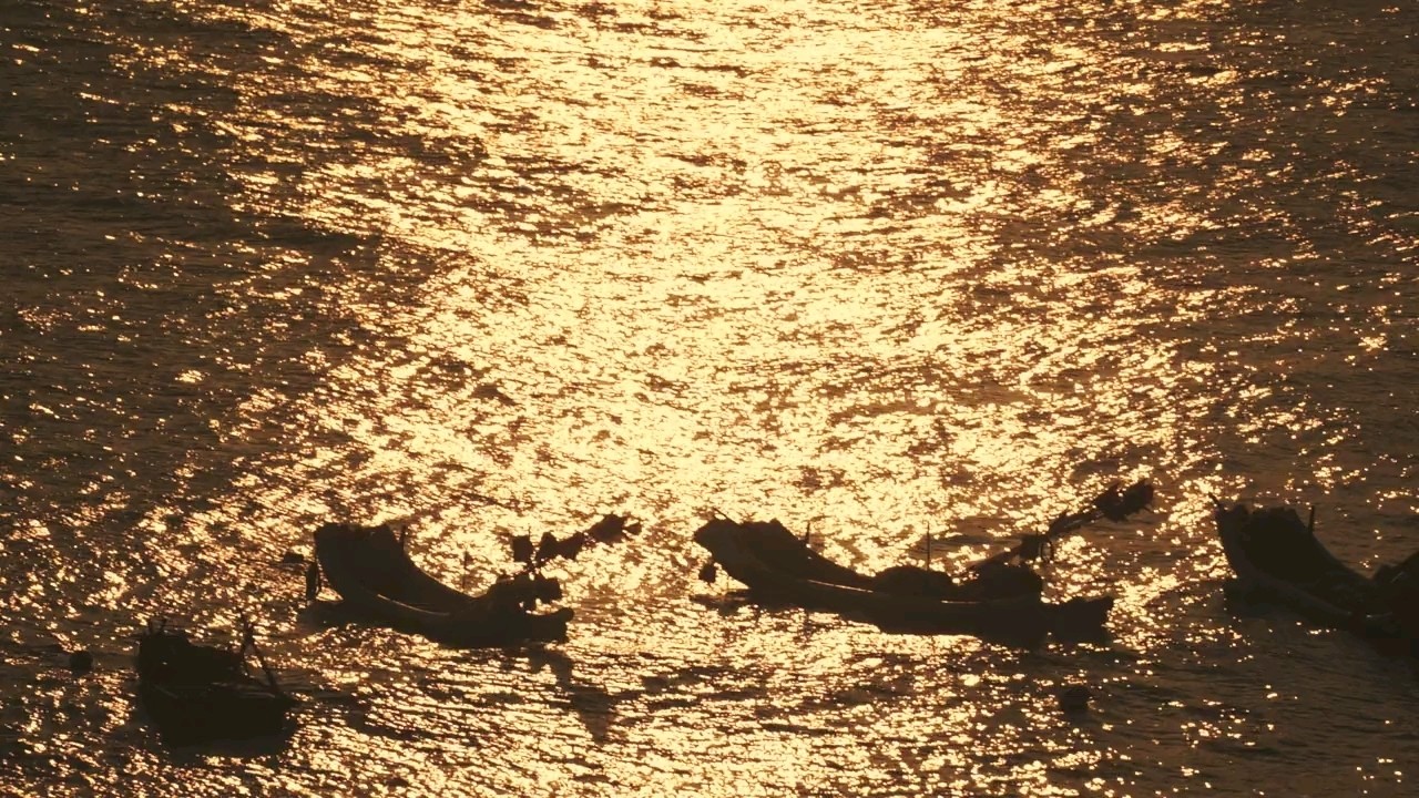  - 有一天，我看了44次日落。