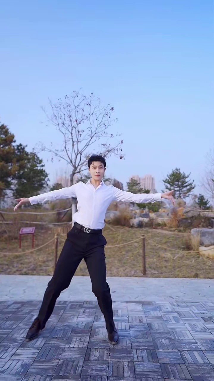 月光下的凤尾竹 你的孔雀王子正在向你开屏～#傣族舞 #舞蹈