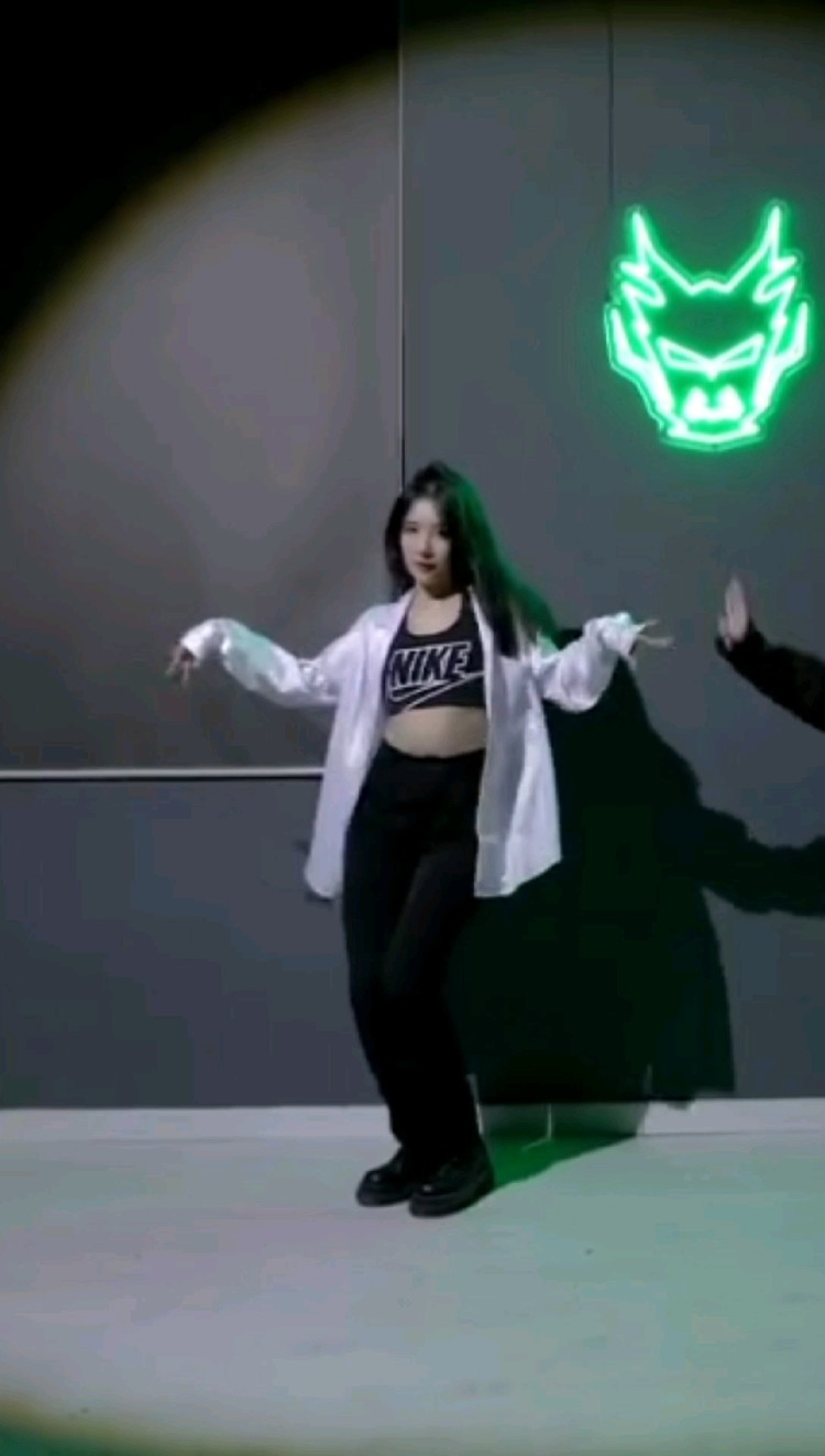  - 宋昭艺翻跳金孝渊《DESSERT》